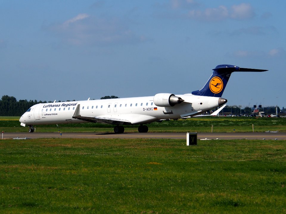 D-ACKC Lufthansa CityLine Canadair CL-600-2D24 Regional Jet CRJ-900LR - cn 15078 taxiing 18july2013 pic-006