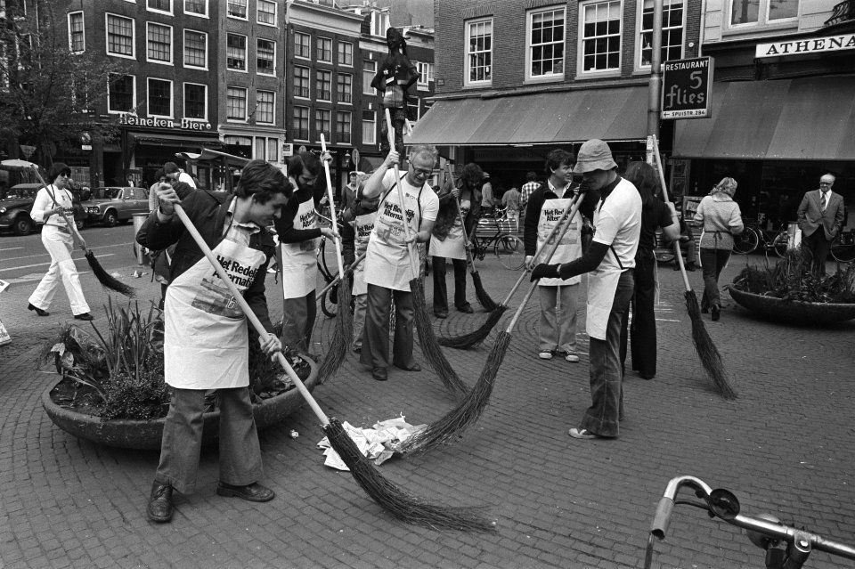 D66 maakt Spui schoon, Bestanddeelnr 929-7277