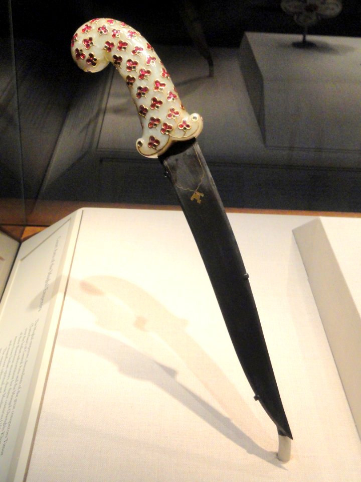 Dagger, Mughal dynasty, late 17th century, watered steel blade, hilt of nephrite inlaid with gold, rubies, and emeralds - Freer Gallery of Art - DSC05186