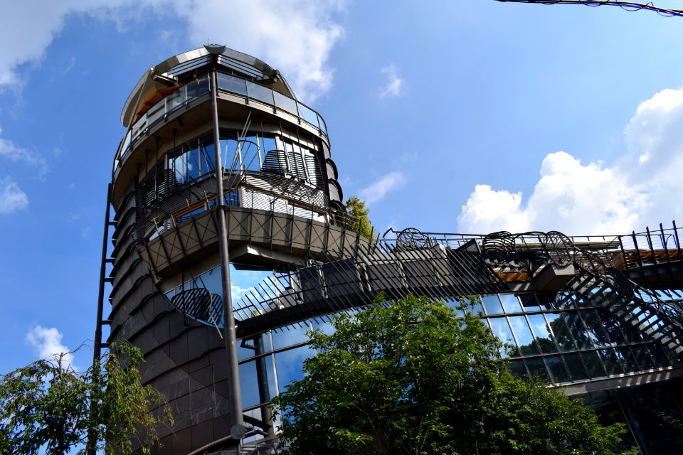 Curious building near 有栖川公園