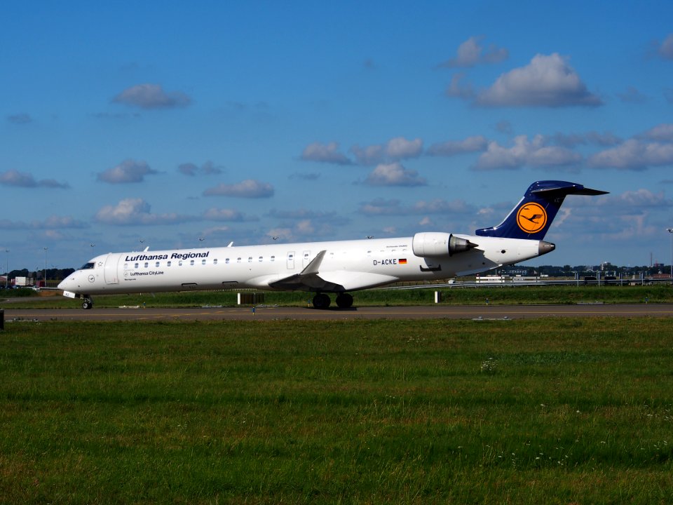 D-ACKE Lufthansa CityLine Canadair CL-600-2D24 Regional Jet CRJ-900LR - cn 15081 taxiing, 25august2013 pic-004