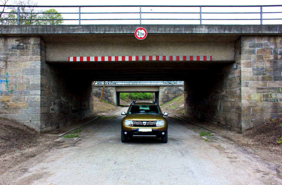 Dacia Duster Urban Explorer in Unterführung