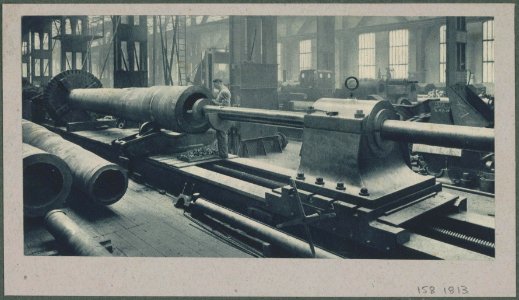 Cutting the rifline in a big gun., Bestanddeelnr 158-1813