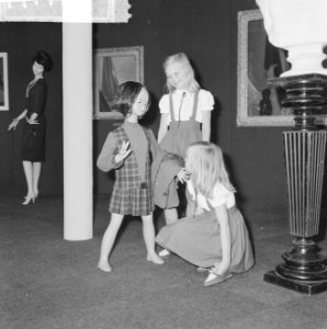 Dacova 1964 in de RAI geopend, de kinderkleding in een de stands, Bestanddeelnr 916-4477