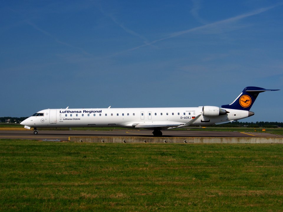 D-ACKJ Lufthansa CityLine Canadair CL-600-2D24 Regional Jet pic2