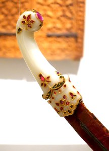Dagger (khanjar), North India, 1650-1700 AD, jade, rubies, emeralds, gold, steel - Ethnological Museum, Berlin - DSC01522