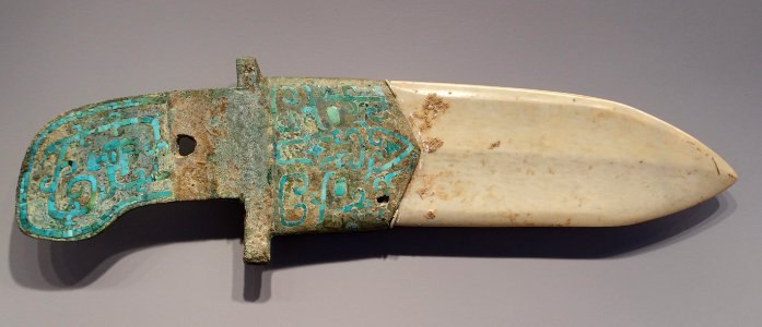 Dagger-Axe with Curved End, China, Shang dynasty, 12th-11th century BC, bronze haft inlaid with turquoise, nephrite blade - Arthur M. Sackler Museum, Harvard University - DSC00783