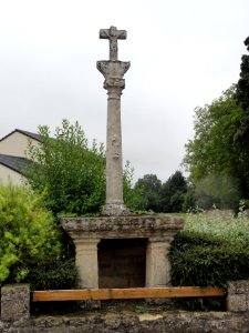 Cutry (Meurthe-et-M.) croix de chemin avec piédestal sculpté