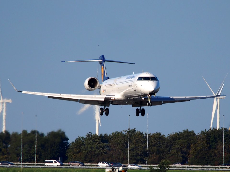 D-ACKJ Lufthansa CityLine Canadair CL-600-2D24 Regional Jet CRJ-900LR - cn 15089 landing at Schiphol pic1