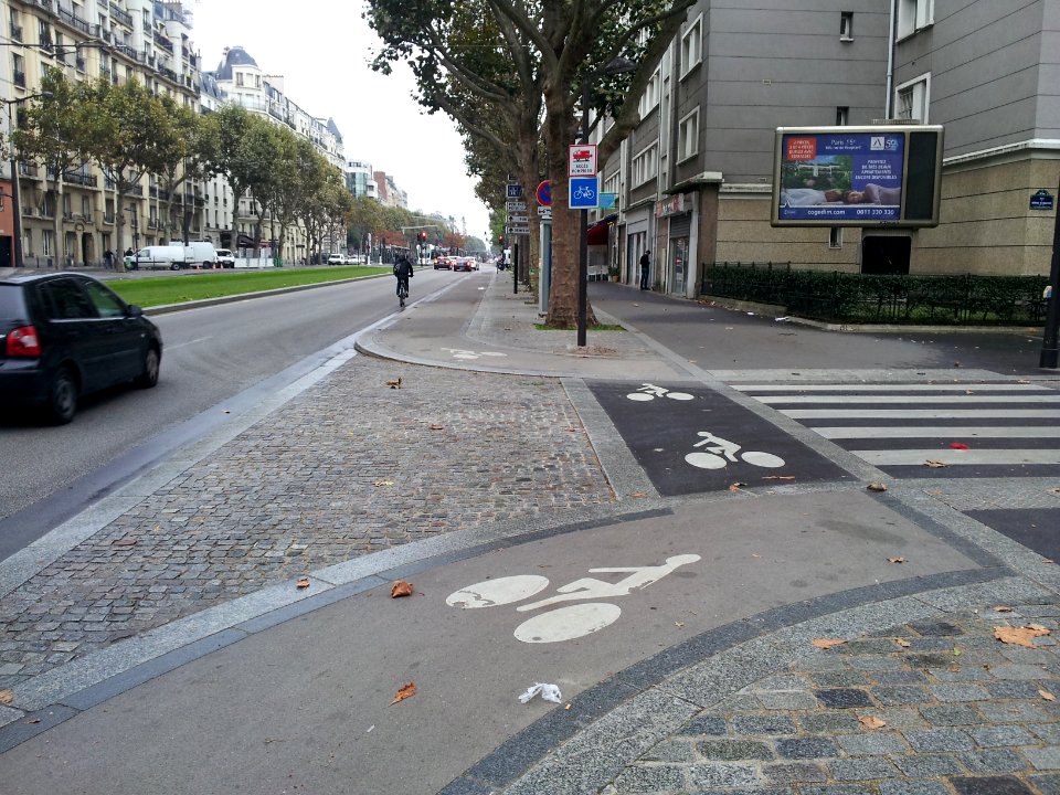 Cycle lane by day in Paris 18