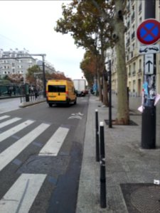 Cycle lane by day in Paris 04