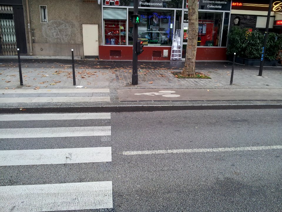 Cycle lane by day in Paris 15
