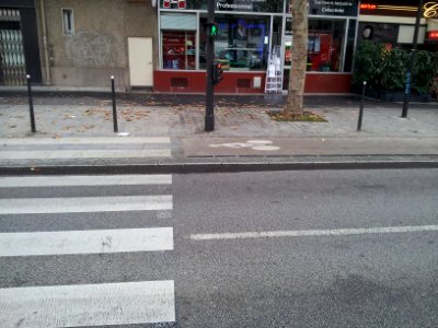 Cycle lane by day in Paris 15