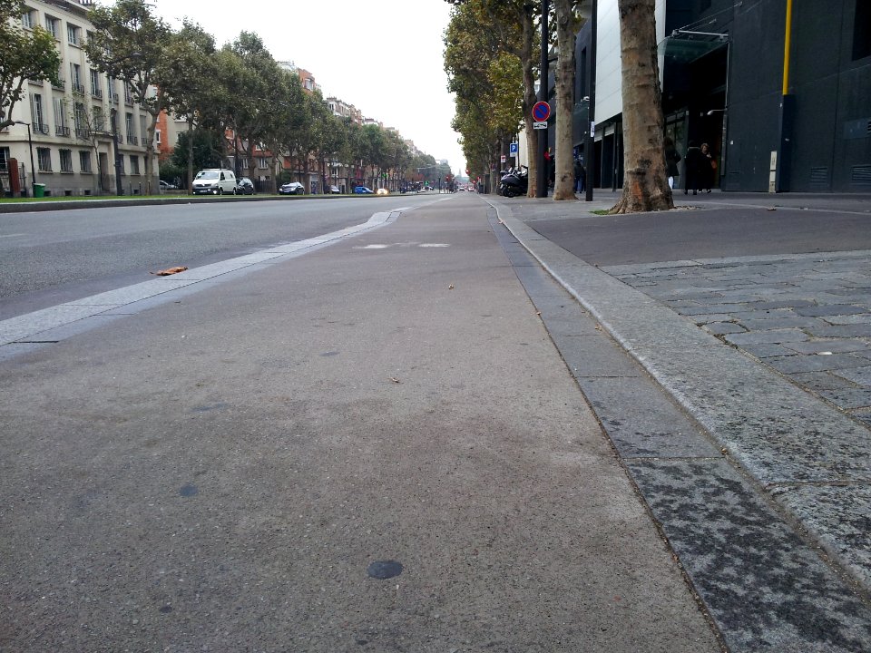 Cycle lane by day in Paris 12