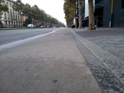 Cycle lane by day in Paris 12