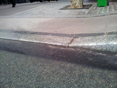 Cycle lane by day in Paris 11