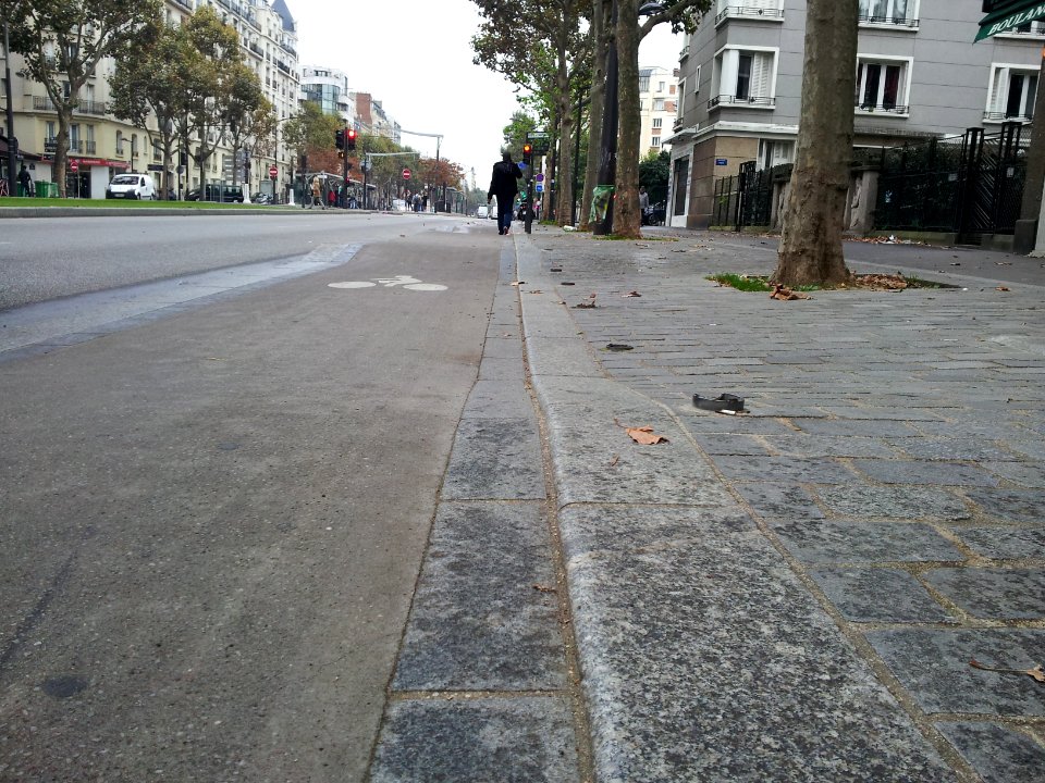 Cycle lane by day in Paris 23