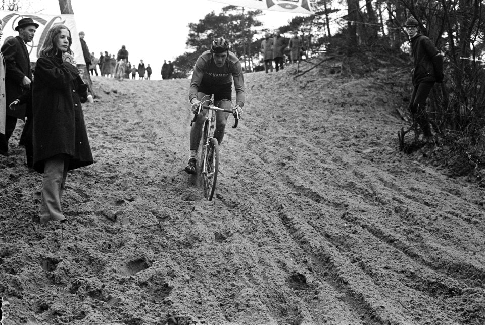 Cycle Cross kampioenschap te Wassenaar, Cor van der Huls op weg naar de titel, Bestanddeelnr 921-0637