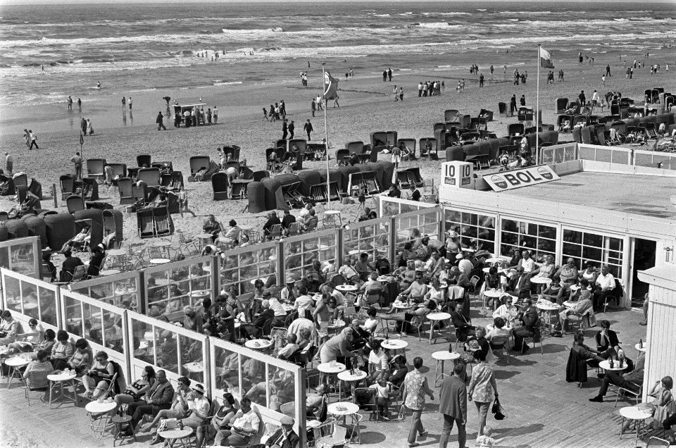 Dagjesmensen genieten van de zon, Bestanddeelnr 920-4885