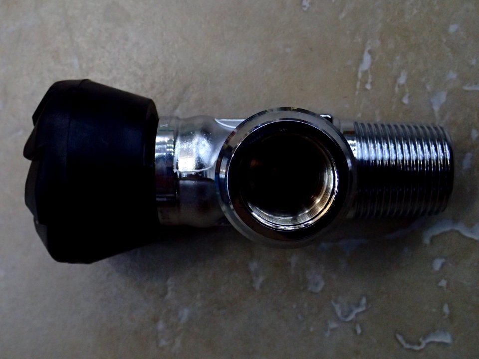 Cylinder valve with E25 taper thread for bulk oxygen service P8160041