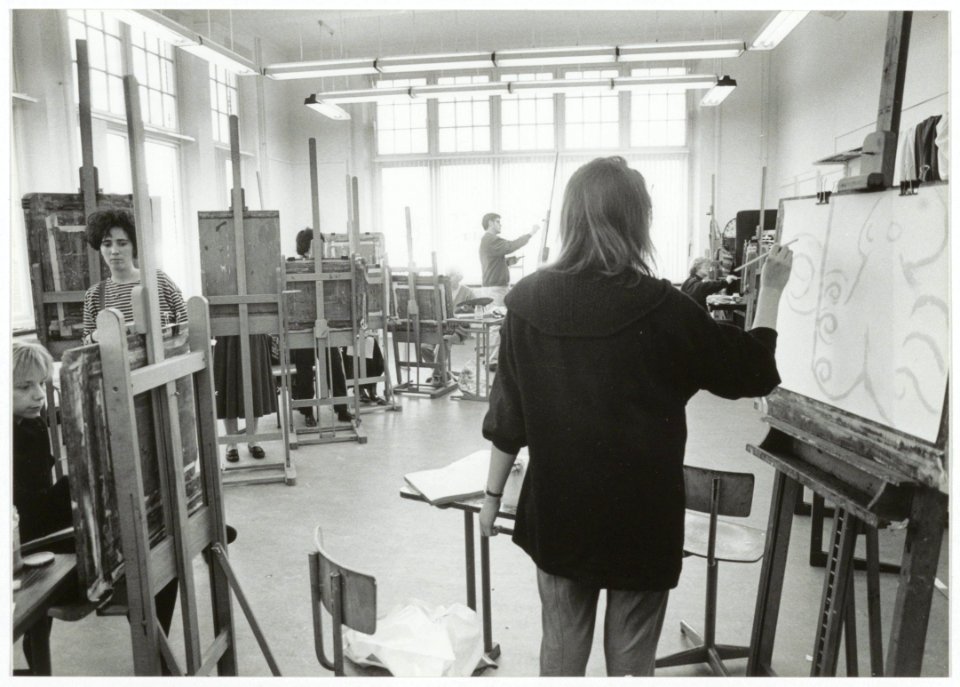 Cusisten in het gebouw van de Volksuniversiteit aan de Leidsevaart 220. NL-HlmNHA 54035065