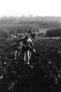 Cycle Cross in Amsterdams bos door Olympia georganiseerd van der Geerst (winnaar, Bestanddeelnr 915-8230