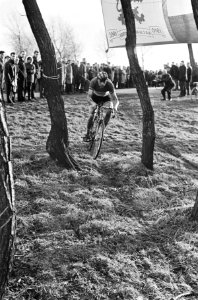 Cycle cross in Kralingsebos te Rotterdam, nr. 11 Cor Rutgers gaat door finish, Bestanddeelnr 917-2984