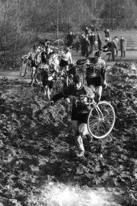 Cycle Cross in Amsterdams bos door Olympia georganiseerd van der Geerst (winnaar, Bestanddeelnr 915-8228