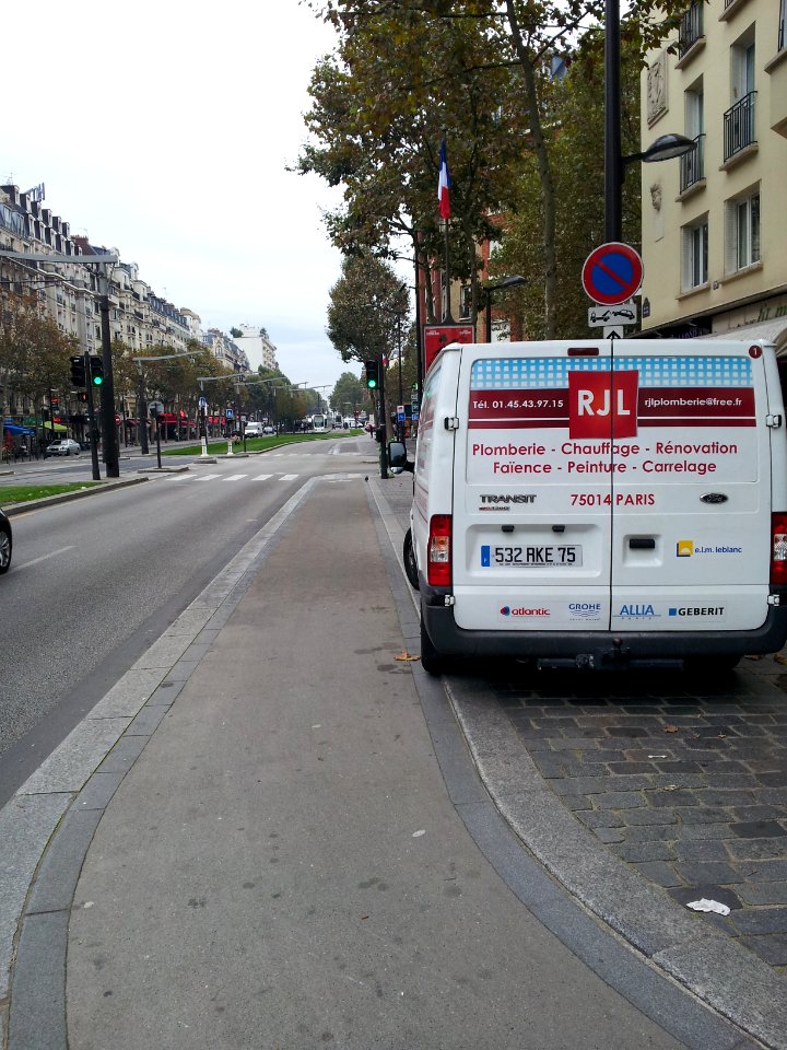 Cycle lane by day in Paris 31