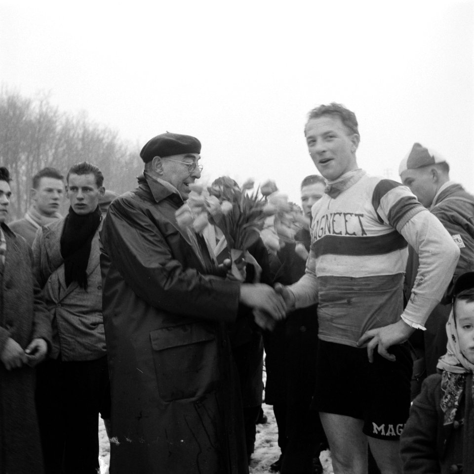 Cyclecrosswedstrijden op Duinhorst. Huldiging Brinkman (manch), Bestanddeelnr 907-5767