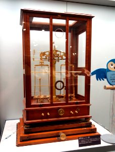 Current balance, Rayleigh type, used in 1936 - National Museum of Nature and Science, Tokyo - DSC07792