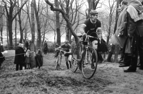 Cycle-cross Katerkoers 1969 Cor Rutgers, de latere winnaar, in achtervolging, Bestanddeelnr 921-9834