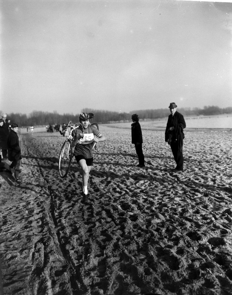 Cycle-cross in Kralingse Bos te Rotterdam, Cor Rutgers, Bestanddeelnr 918-6531