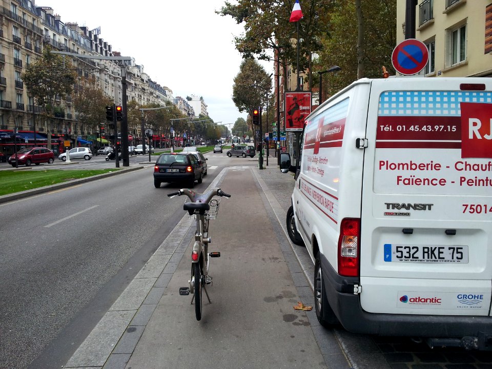 Cycle lane by day in Paris 32