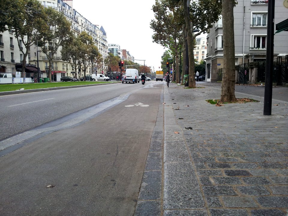 Cycle lane by day in Paris 22