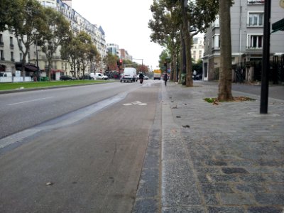 Cycle lane by day in Paris 22