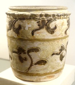 Cylindrical jar, ivory white glaze ceramic decorated with brown patterns - Tran dynasty, 13th-14th century AD - Vietnam National Museum of Fine Arts - Hanoi, Vietnam - DSC05363