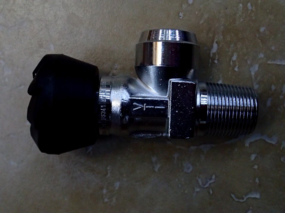 Cylinder valve with E25 taper thread for bulk oxygen service P8160040
