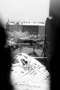 Cypernsamlingen. Utsikt genom springan i väggen. Stockholm. Sverige - SMVK - C06688