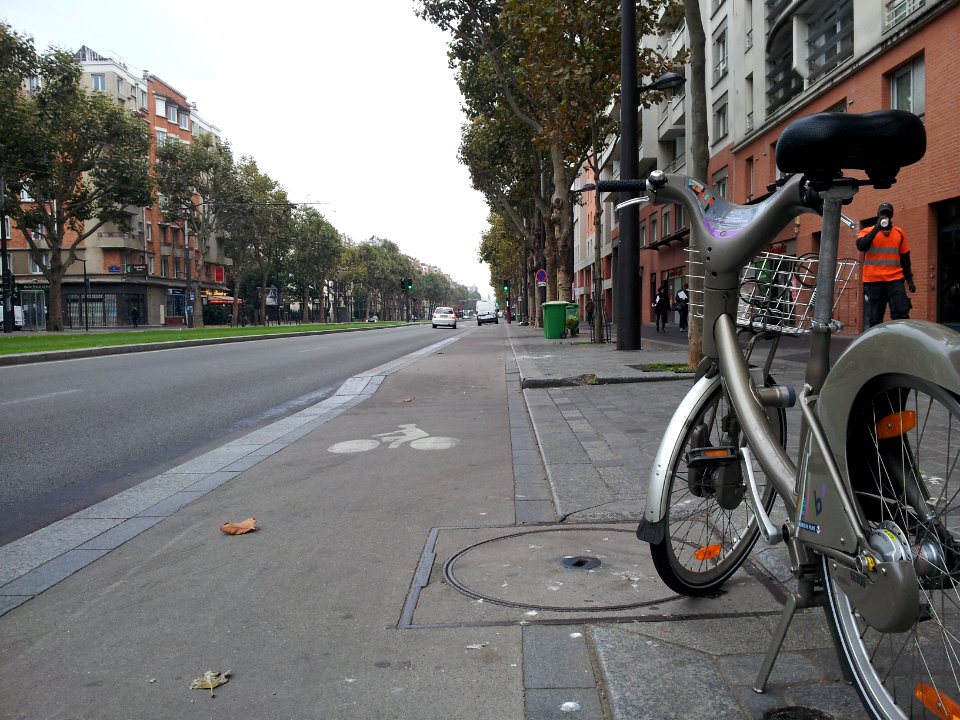 Cycle lane by day in Paris 06