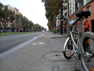 Cycle lane by day in Paris 06