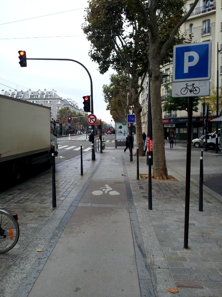 Cycle lane by day in Paris 07