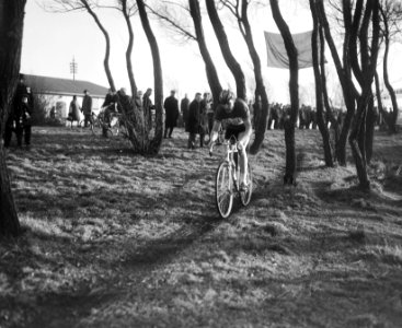 Cycle-cross in Kralingse Bos te Rotterdam, Cor Rutgers, Bestanddeelnr 918-6532