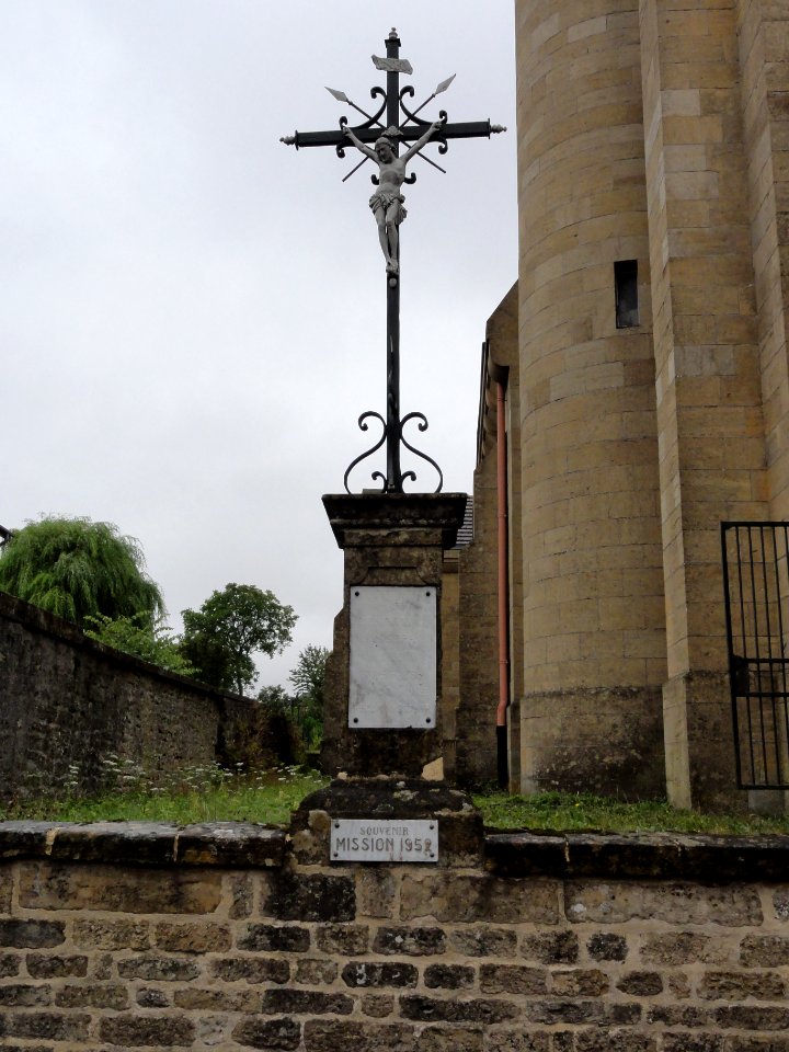 Cutry (Meurthe-et-M.) église et croix de mission
