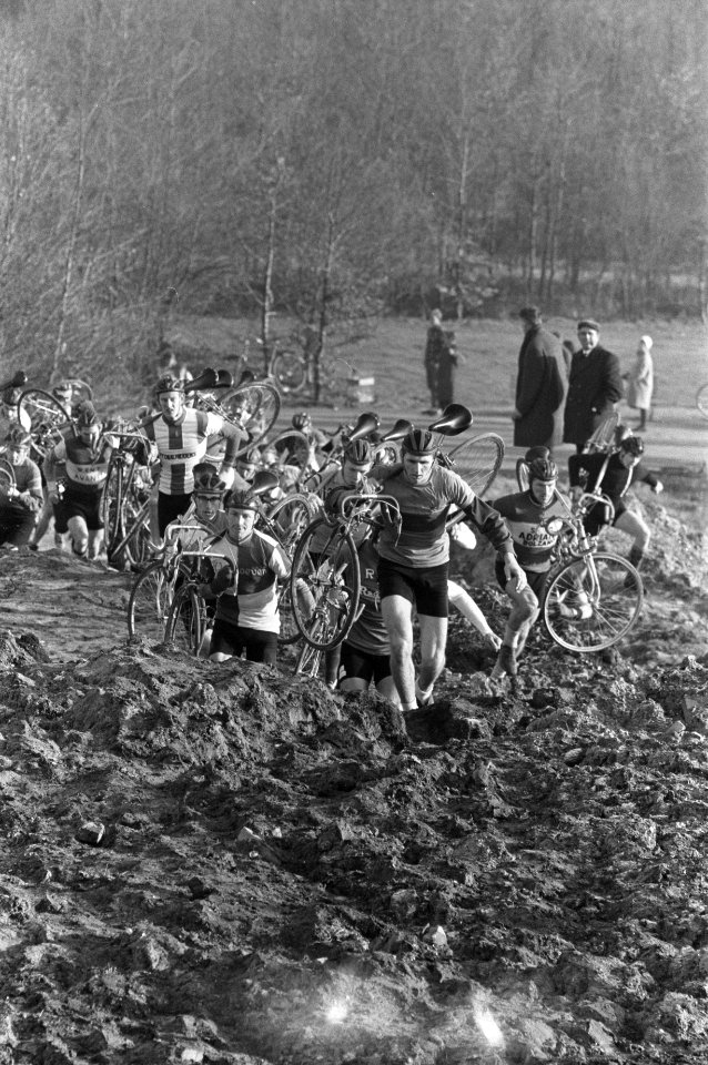 Cycle Cross in Amsterdams bos door Olympia georganiseerd van der Geerst (winnaar, Bestanddeelnr 915-8229
