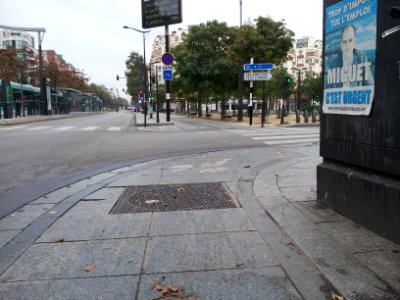 Cycle lane by day in Paris 24