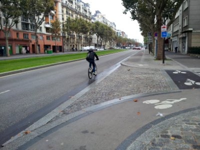 Cycle lane by day in Paris 17