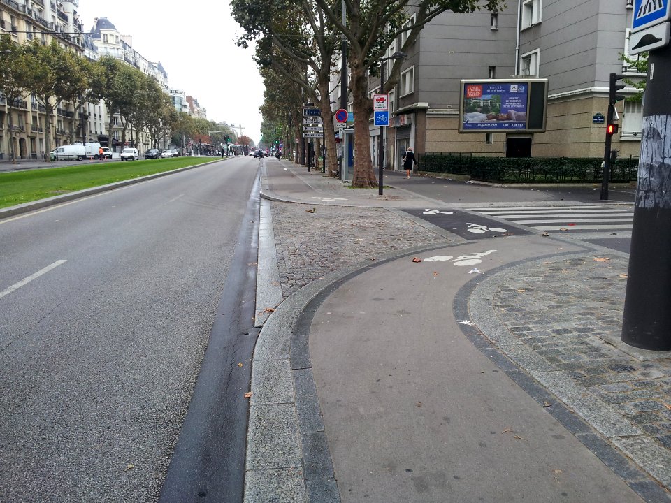 Cycle lane by day in Paris 19