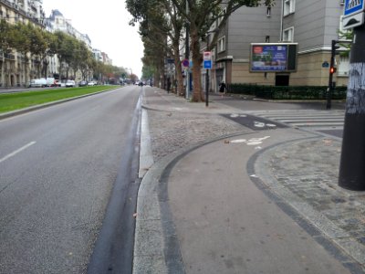 Cycle lane by day in Paris 19