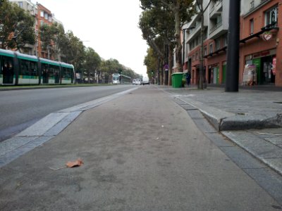 Cycle lane by day in Paris 09